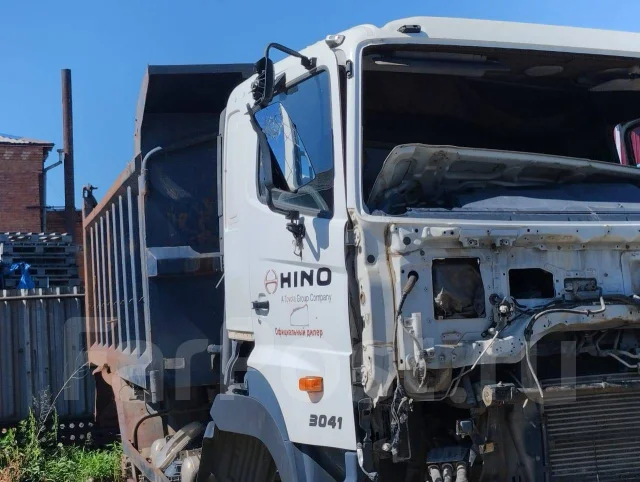 Hino 700 ����