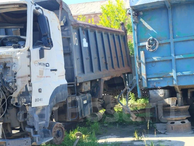 Hino 700 ����