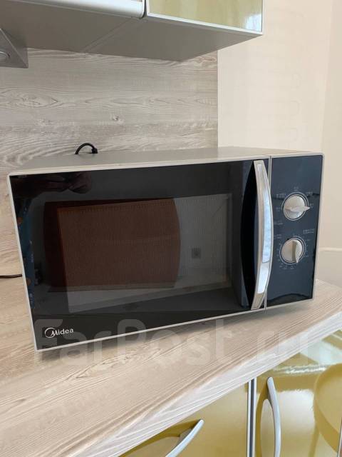 Продам микроволновую печь, Midea, б/у, в наличии. Цена: 3 000₽ во ...