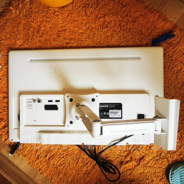 Erisson 24LES78T2W. LCD (��) ����