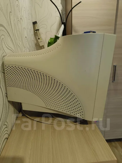 Samsung. 16", ���������� ��� (CRT) ����