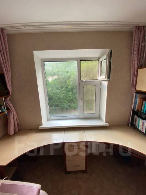 Стол компьютерный, другая форма, ящик, тумба, светлое дерево, б/у, в ...