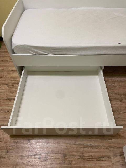 Продам кровать с матрасом, б/у, в наличии. Цена: 13 500₽ во Владивостоке