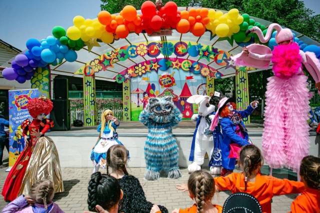 Алиса в стране чудес. Аниматор. Шоу во Владивостоке