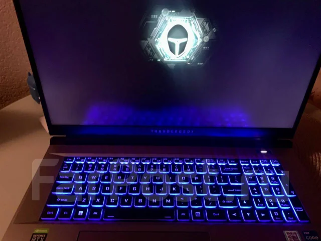 Thunderobot. 17", 2,3����, ��� 32 ��, ���� 1 000���, WiFi: 1, Bluetooth: 1, ����������� �� 6��. ����