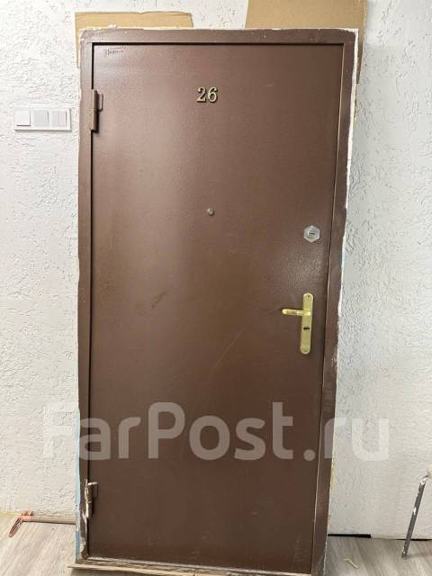 Дверь металлическая входная, б/у, в наличии. Цена: 7 000₽ во Владивостоке