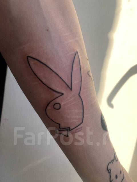 Playboy татуирует различные рисунки культового и запомнившегося кролика.