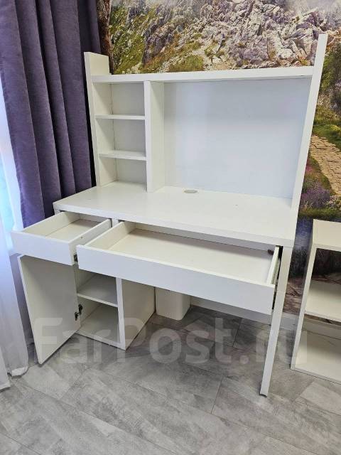 Стол школьный/компьютерный, б/у, в наличии. Цена: 4 500₽ во Владивостоке
