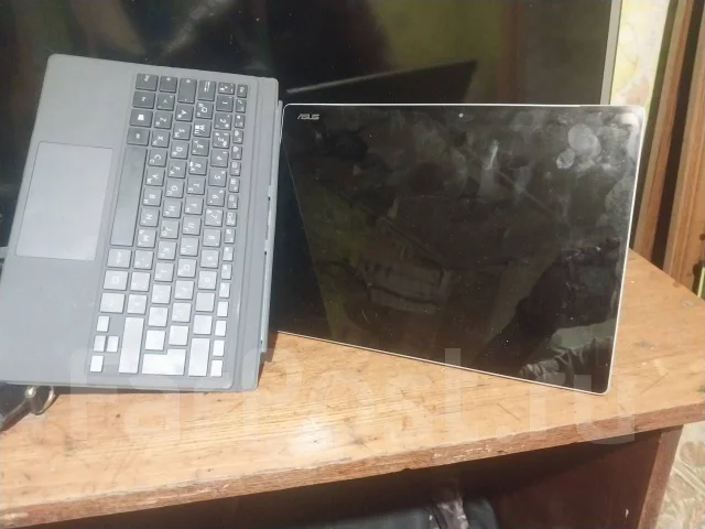 Asus. ��� 8 ��, ���� 250���, WiFi: 1, Bluetooth: 1, ����������� �� 2��. ����