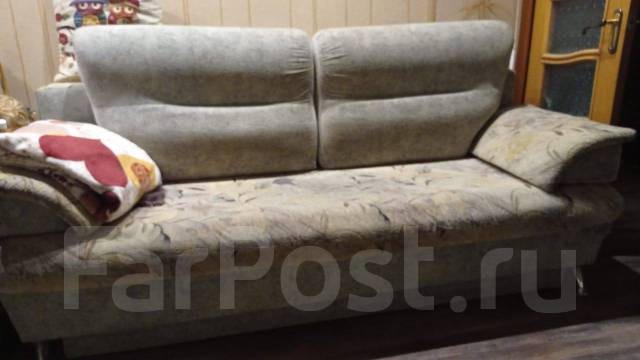 Двухспальный диван-кровать. Доставка, еврокнижка, ткань, поролон, съемныеподушки, ящик для белья, бежевый, б/у. Цена: 2 500₽ во Владивостоке