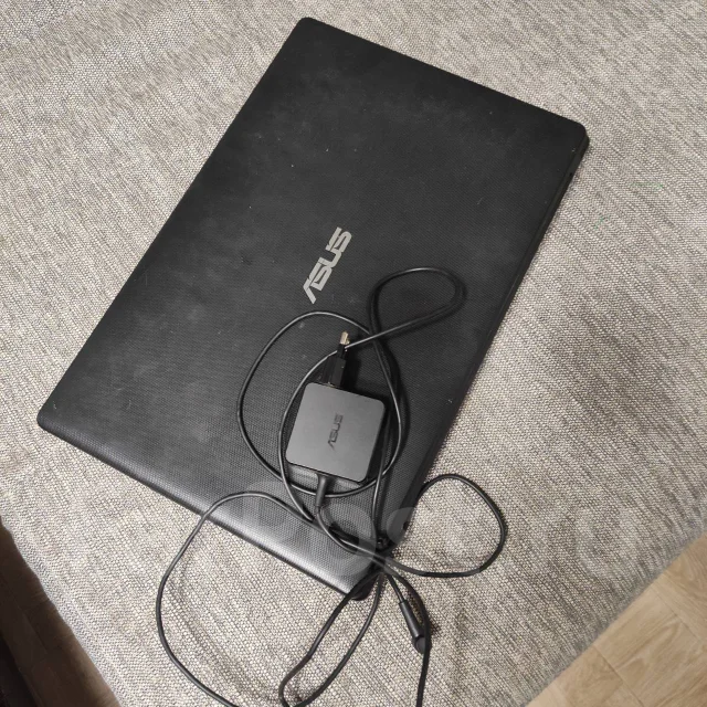 Asus X551. 15.6", 1,9����, ��� 4 ��, ���� 320���, WiFi: 1, Bluetooth: 1, ����������� �� 1��. ����