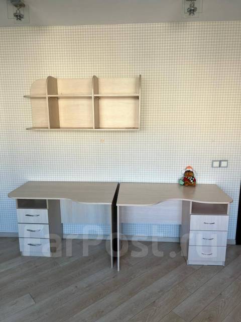 Продам письменный стол. Самовывоз, прямоугольный, ящик, тумба, бежевый ...