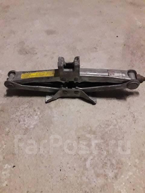 Продам домкрат автомобильный, б/у, в наличии. Цена: 400₽ во Владивостоке