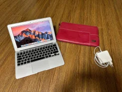 Apple MacBook Air 11 2011 Mid. 11", 1,6����, ��� 4 ��, ���� 120���, WiFi: 1, Bluetooth: 1, ����������� �� 4��. ����