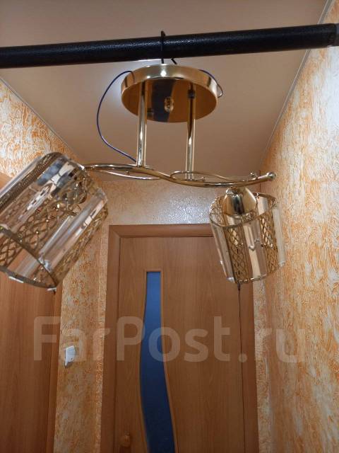 Продам люстру на два плафона, б/у, в наличии. Цена: 1 000₽ во Владивостоке