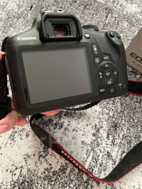 Canon EOS 2000D ����