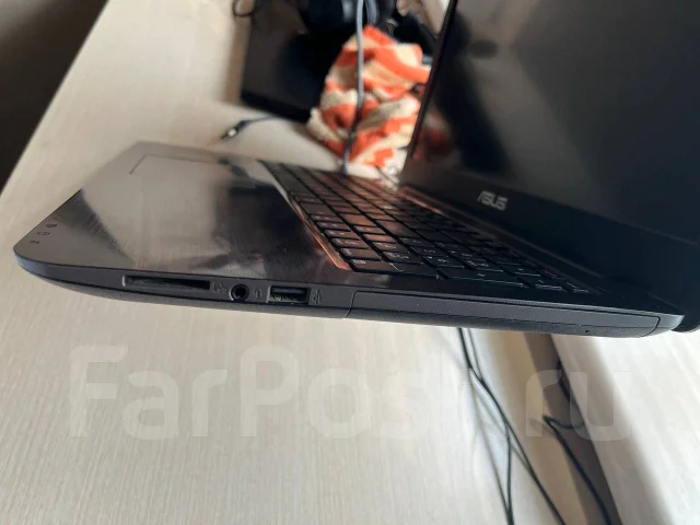 Asus VivoBook X556UQ. 15.6", 2,3����, ��� 16 ��, ���� 500���, ����������� �� 3��. ����