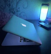 Apple MacBook 13. 13", 1,8����, ��� 4 ��, ���� 250���, WiFi: 1, Bluetooth: 1, ����������� �� 4��. ����