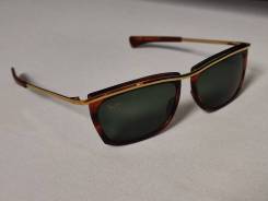  Ray-Ban. 