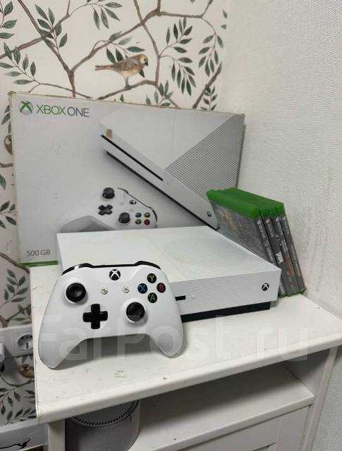 Xbox One S 500G + 4 игры, б/у, в наличии. Цена: 15 000₽ во Владивостоке