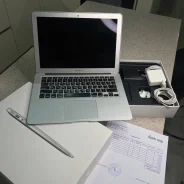 Apple MacBook Air 13 2013 Mid MD761. 13.3", 1,3����, ��� 4 ��, ���� 256���, WiFi: 1, Bluetooth: 1 ����