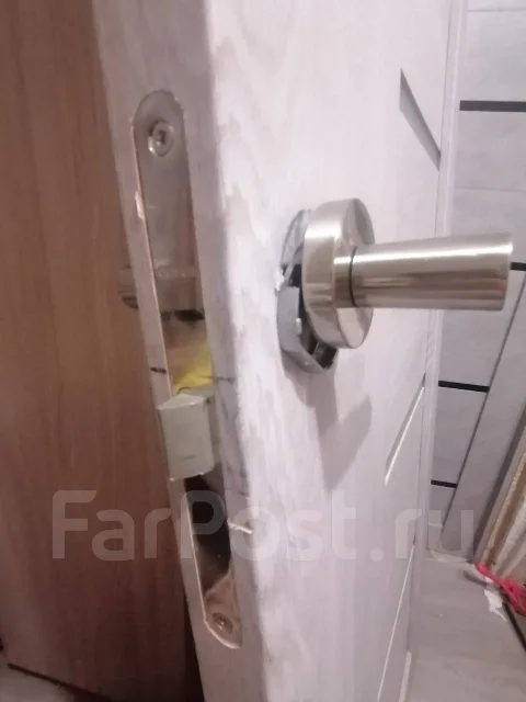 Продам межкомнатную дверь с коробкой и обналичником, б/у. Цена: 1 000 ...