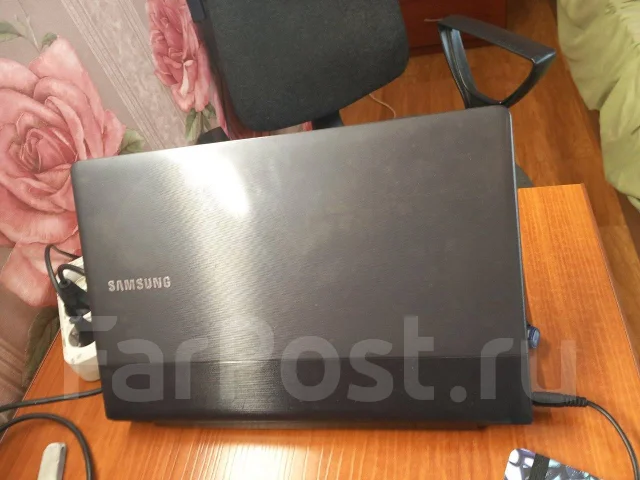 Samsung. 15.6", 2,5����, ��� 4 ��, ���� 297���, WiFi: 1, Bluetooth: 1, ����������� �� 2��. ����