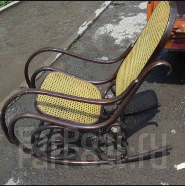 Кресло-качалка, антиквариат, полозья, спинка из сетки, коричневый ...