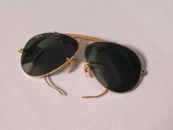  Ray-Ban. 