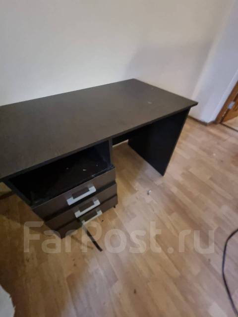 Компьютерный стол, чёрный, б/у, в наличии. Цена: 3 000₽ во Владивостоке