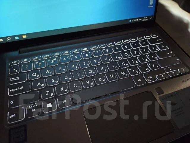 Asus VivoBook. 13.3", 2,2����, ��� 4 ��, ���� 256���, WiFi: 1, Bluetooth: 1 ����