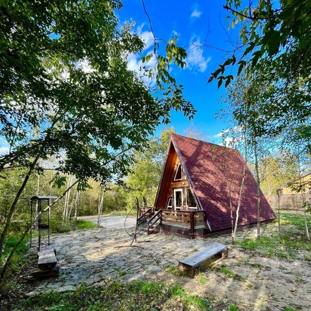 Шалаш из веток в лесу. Шалаш из веток. Шалаши приморский край. Ресторан шалаши пятигорск. Типи жилище индейцев.