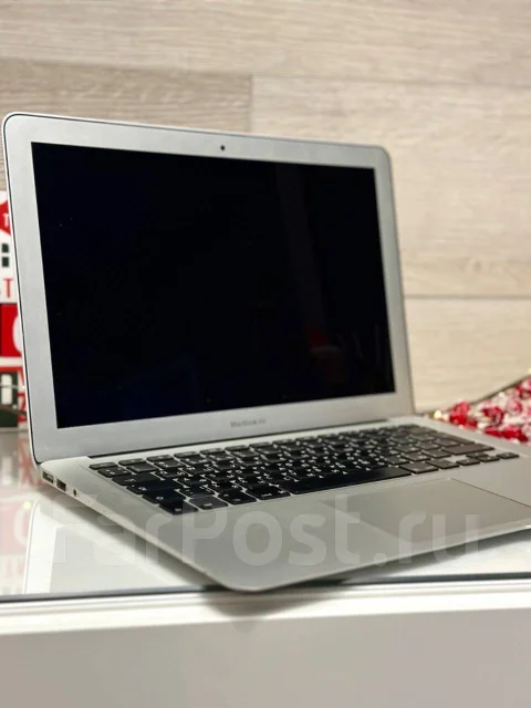 Apple MacBook 13. ��� 4 �� ����