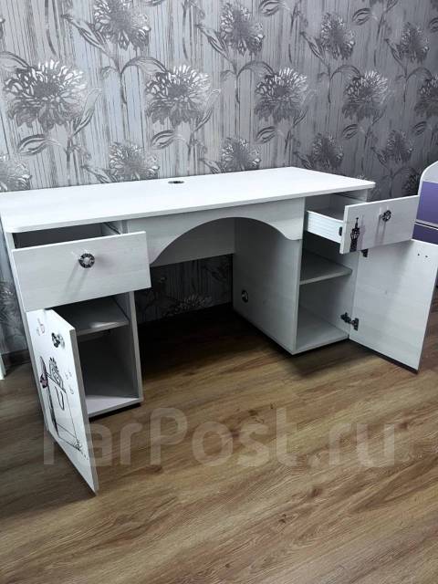 Письменный стол, б/у, в наличии. Цена: 4 000₽ во Владивостоке