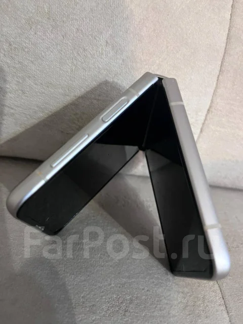 Samsung Galaxy Z Flip3 5G. �/�, 8 ��, �������, 5G, Dual-SIM, NFC ����