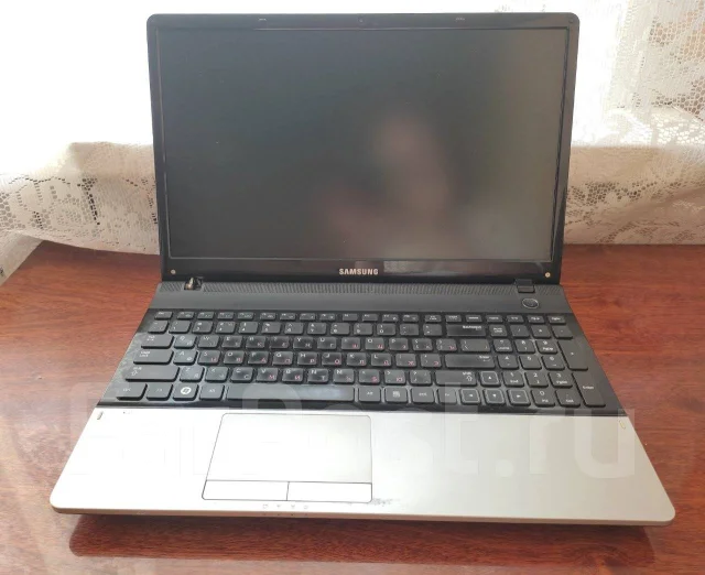 Samsung 305E5A. 15.6", 1,9����, ��� 4 ��, ���� 4���, WiFi: 1, Bluetooth: 1, ����������� �� 3��. ����