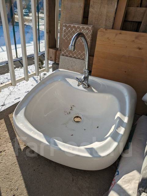 Раковина с краном и сифоном во Владивостоке