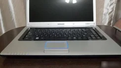 Samsung. 15.6", 2,2����, ��� 1024 ��, ���� 150���, WiFi, Bluetooth, ����������� �� 1��. ����