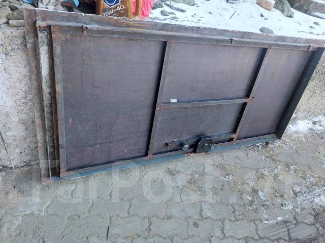 Продам дверь железную, б/у, в наличии. Цена: 4 000₽ во Владивостоке