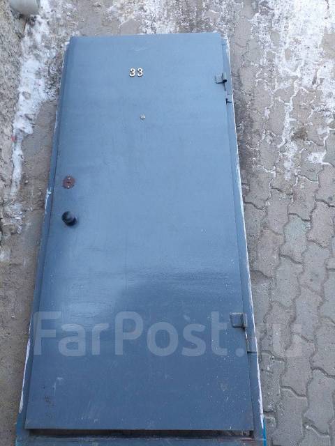 Продам дверь железную, б/у, в наличии. Цена: 4 000₽ во Владивостоке