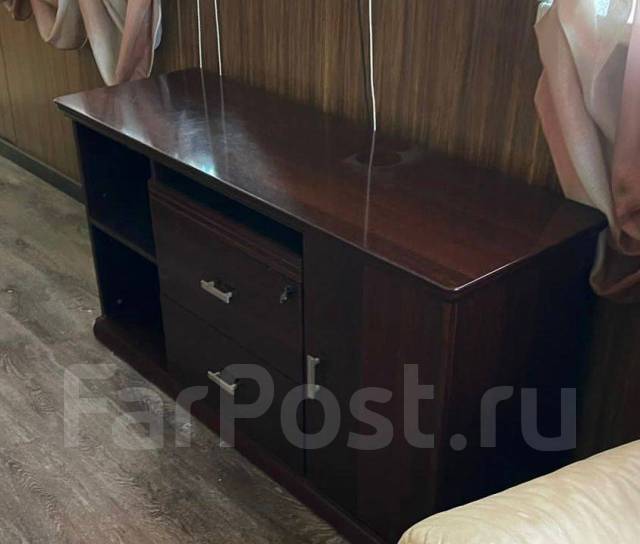 Тумба под телевизор, тёмное дерево, 130,0 см, 70,0 см, 42,0 см, б/у, в ...