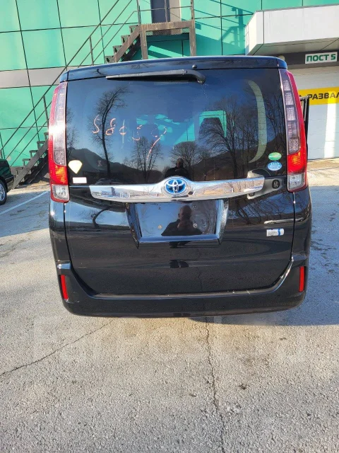 Toyota Noah. ��������, ��������, 1.8 (98��.�.), ������, 124 000����. �� ����