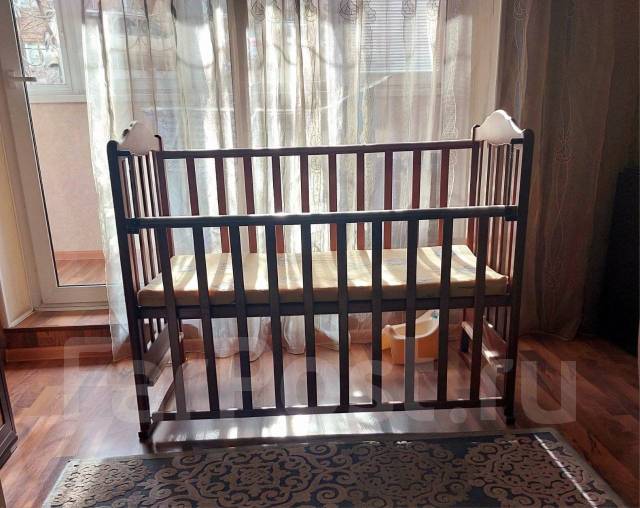 Детская кроватка с чистым матрасиком, б/у, в наличии. Цена: 4 000₽ во ...