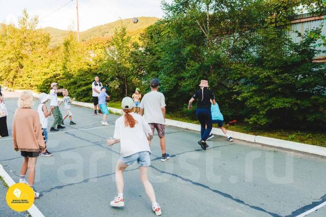 школа 52 каникулы. зарядка на день. школа 52 каникулы. дети уходящие с школы на каникулы. школа 52 каникулы.