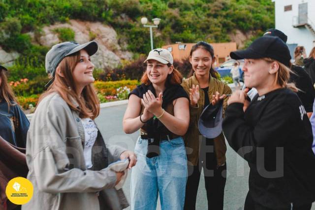 Лето дети море. Школьные летние каникулы. Летний лагерь турция. Дети бегут из школы. Летние каникулы.