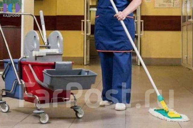 Спецодежда для уборщика служебных и производственных помещений. Работа уборщица м. Уборка помещений. Профессиональная уборка помещений. Женщина уборщица.
