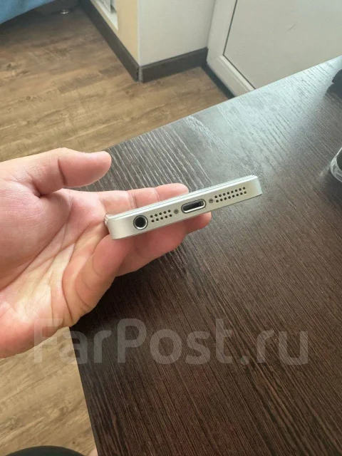 Apple iPhone SE. �/�, 64 ��, �����, 4G LTE ����