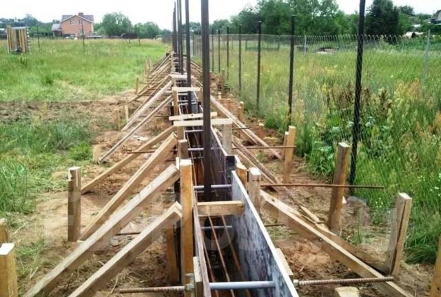 Монтаж винтовых свай. Устройство фундамента под забор. Ограждения в ...