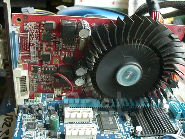 GeForce GT 210 ����