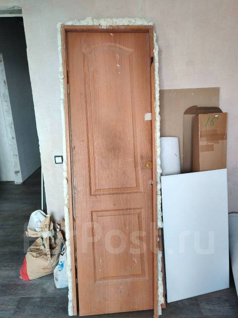 Отдам дверь с коробкой и линолеум во Владивостоке